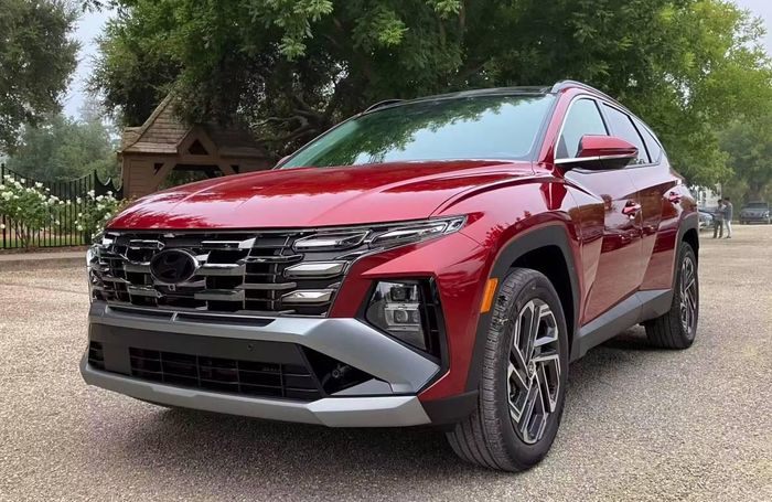 Hyundai Tucson Hybrid có một số điểm khác biệt nhỏ về ngoại hình so với bản thuần xăng. Ảnh: Đại lý Hyundai