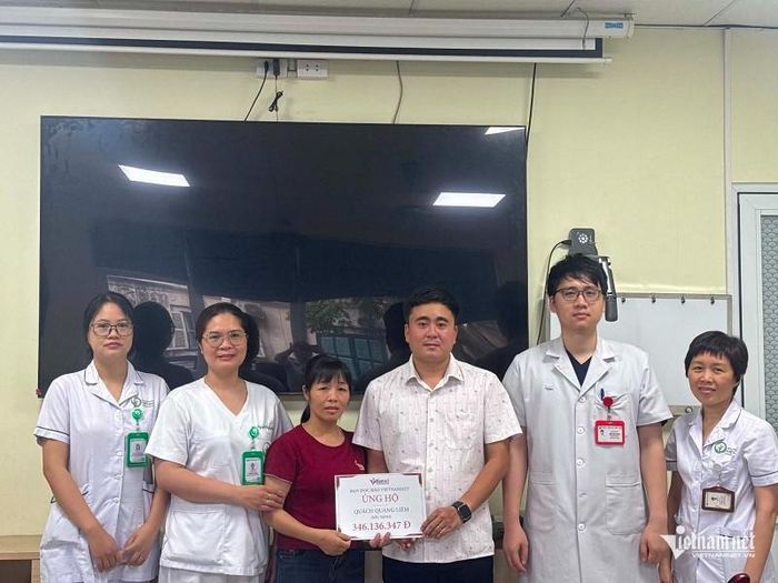 Đại diện Báo VietNamNet cùng phòng Công tác xã hội (Bệnh viện Việt Đức) trao số tiền 346.136.347 đồng đến gia đình em Quách Quang Liêm ở Bắc Ninh