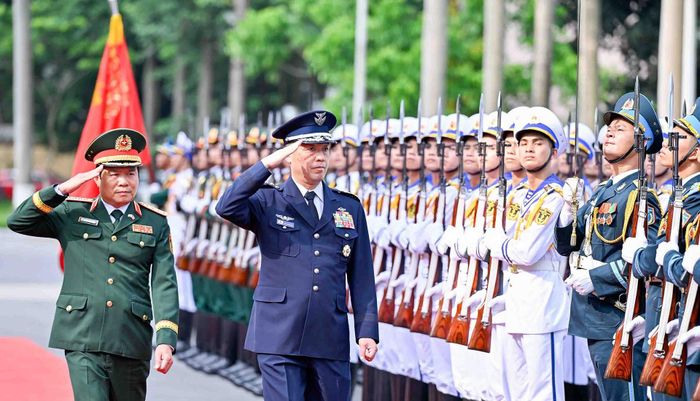 Đại tướng Nguyễn Tân Cương và Đại tướng Uchikura Hiroaki duyệt Đội danh dự QĐND Việt Nam. Ảnh: Minh Nhật