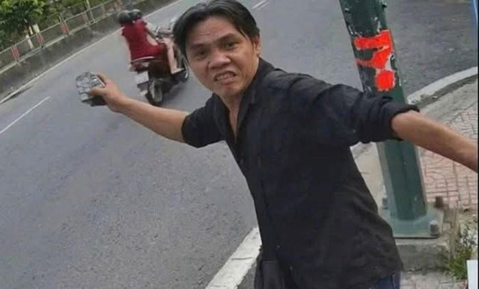 Đối tượng Nguyễn Công Nam dùng đá để đập các tủ đổi pin xe điện. Ảnh: CACC