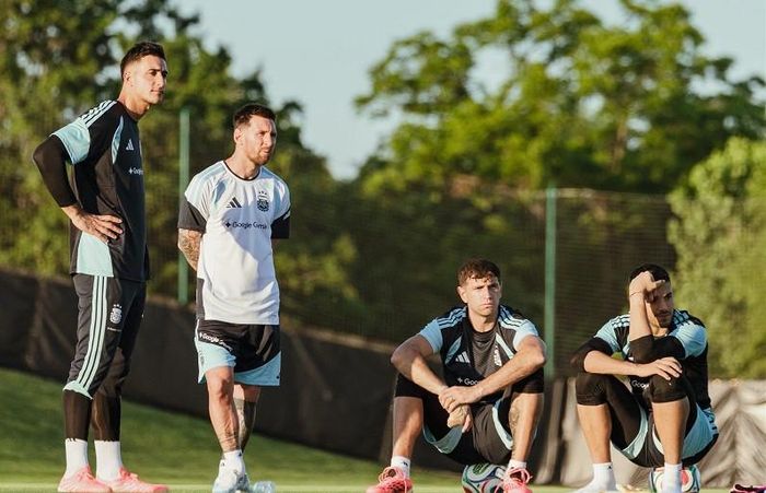 Hình ảnh Messi và 3 thù môn trong buổi tập đầu tiên của Argentina. Ảnh: AFA
