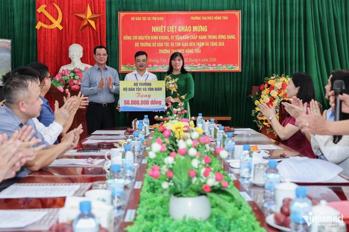 Bộ trưởng Bộ Dân tộc và Tôn giáo Nguyễn Đình Khang tặng quà Trường TH và THCS Hồng Thái. Ảnh: Lê Anh Dũng