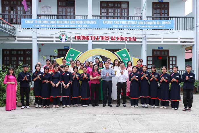 Bộ trưởng Bộ Dân tộc và Tôn giáo Nguyễn Đình Khang và Phó Chủ tịch UBND tỉnh Lạng Sơn Trần Thanh Nhàn chụp ảnh lưu niệm cùng thầy và trò Trường TH và THCS Hồng Thái. Ảnh: Lê Anh Dũng