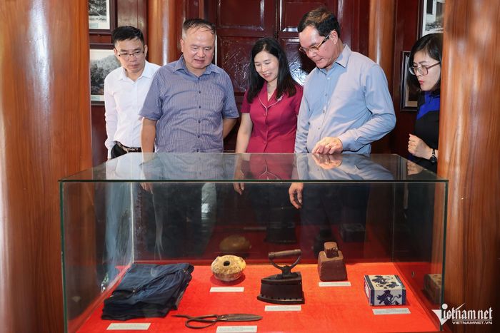 Bộ trưởng Bộ Dân tộc và Tôn giáo Nguyễn Đình Khang tham quan Khu lưu niệm đồng chí Hoàng Văn Thụ. Ảnh: Lê Anh Dũng