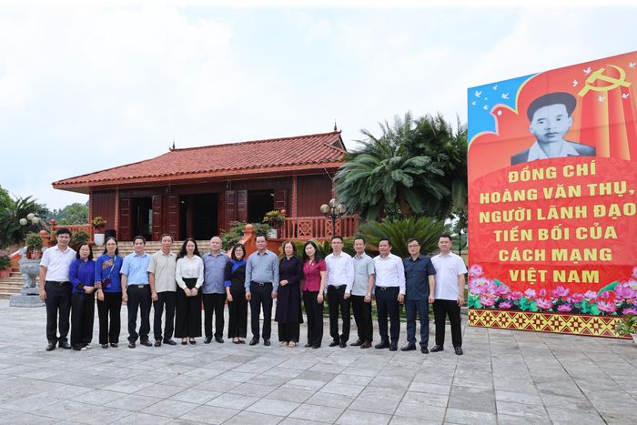 Bộ trưởng Bộ Dân tộc và Tôn giáo Nguyễn Đình Khang và các đại biểu chụp ảnh lưu niệm tại Khu lưu niệm đồng chí Hoàng Văn Thụ. Ảnh: Lê Anh Dũng