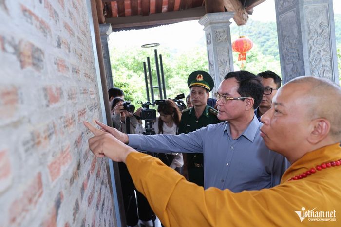 Bộ trưởng Bộ Dân tộc và Tôn giáo Nguyễn Đình Khang tham quan, khảo sát tại chùa Tân Thanh. Ảnh: Lê Anh Dũng