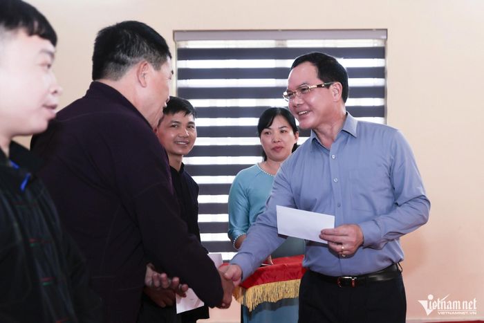 Bộ trưởng Bộ Dân tộc và Tôn giáo Nguyễn Đình Khang thăm hỏi, động viên, tặng quà người có uy tín trên địa bàn xã Chiến Thắng. Ảnh: Lê Anh Dũng