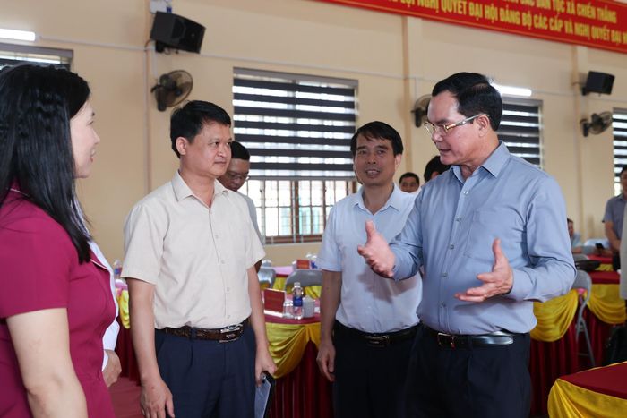 Bộ trưởng Bộ Dân tộc và Tôn giáo Nguyễn Đình Khang thăm hỏi, trò chuyện với lãnh đạo tỉnh Lạng Sơn, xã Chiến Thắng. Ảnh: Lê Anh Dũng