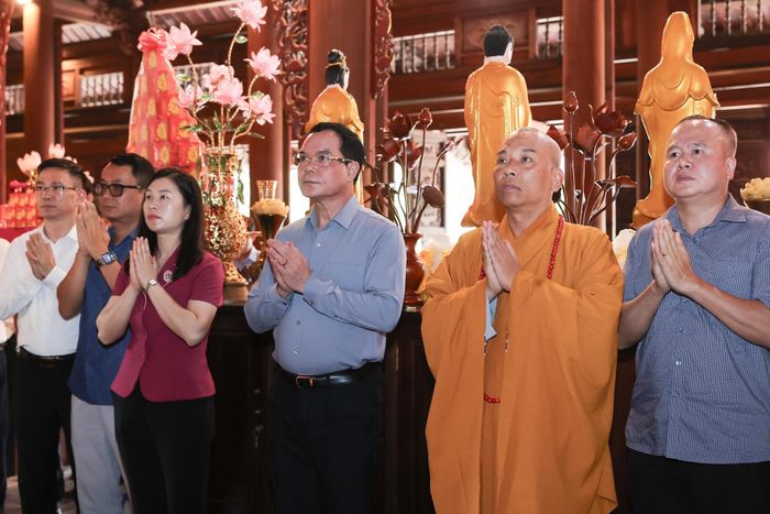 Bộ trưởng Bộ Dân tộc và Tôn giáo Nguyễn Đình Khang và Phó Chủ tịch UBND tỉnh Lạng Sơn Trần Thanh Nhàn cùng các đại biểu chiêm bái tại chùa Tân Thanh. Ảnh: Lê Anh Dũng