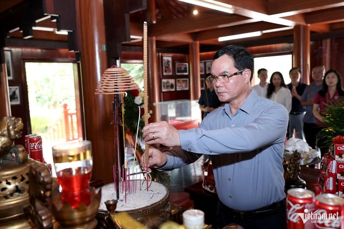 Bộ trưởng Bộ Dân tộc và Tôn giáo Nguyễn Đình Khang dâng hương tại Khu lưu niệm đồng chí Hoàng Văn Thụ. Ảnh: Lê Anh Dũng