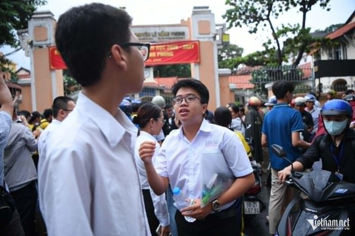 Các thí sinh dự thi chuyên Vật lý tại Trường THPT Chuyên Lê Hồng Phong ra về muộn sau khi được gia hạn thêm 15 phút làm bài. Ảnh: Tuấn Hùng
