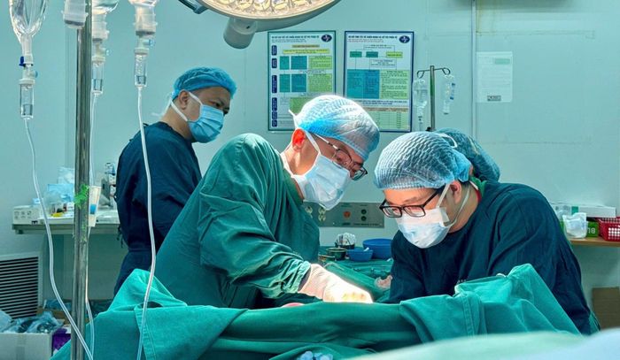 Các bác sĩ phẫu thuật cho bệnh nhân (Ảnh: BVCC)