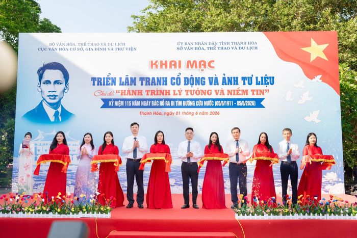 Các đại biểu cắt băng khai trương triển lãm