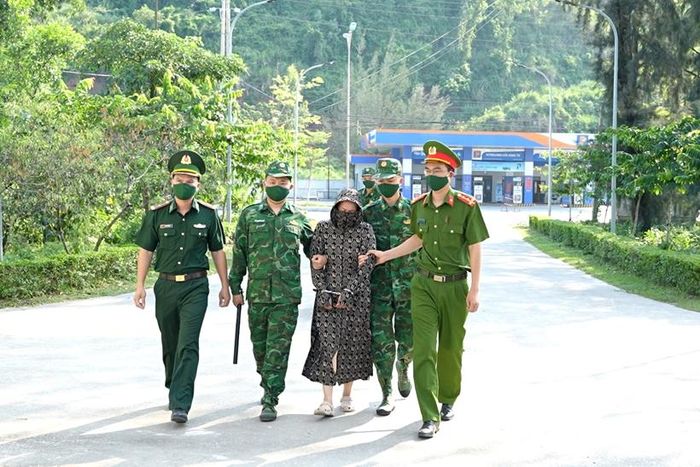 Lực lượng "đánh án"dẫn giải đối tượng và tang vật về Ban Chỉ huy Biên phòng cửa khẩu cảng Nghi Sơn, điều tra, xử lý theo quy định.