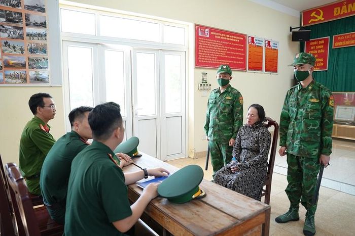 Đối tượng Nguyễn Thị Thơm cùng tang vật trong Chuyên án TH526.
