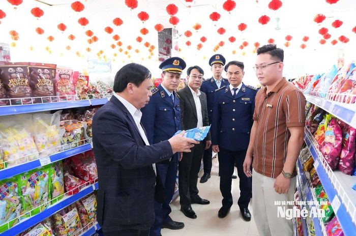 Đoàn liên ngành kiểm tra công tác chống buôn lậu, gian lận thương mại và hàng giả tại xã Anh Sơn. Ảnh: TL
