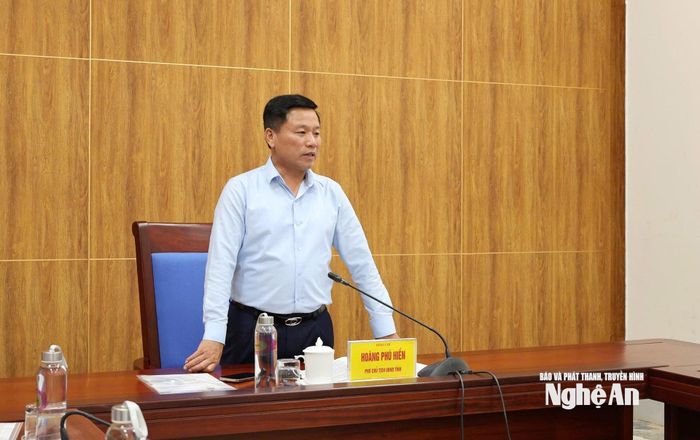 Đồng chí Hoàng Phú Hiền phát biểu tại cuộc làm việc. Ảnh: Nguyễn Nam