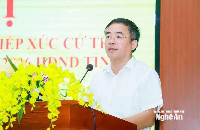 Đại biểu Nguyễn Xuân Đức - Ủy viên Ban Chấp hành Đảng bộ tỉnh, Trưởng ban Quản lý Khu kinh tế Đông Nam báo cáo với cử tri dự kiến nội dung, chương trình kỳ họp thường lệ giữa năm 2026. Ảnh: Thành Duy