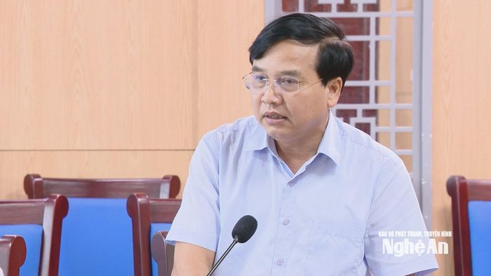 Đồng chí Nguyễn Như Khôi - Ủy viên Ban Chấp hành Đảng bộ tỉnh, Phó chủ tịch HĐND tỉnh phát biểu tại cuộc họp thẩm tra.