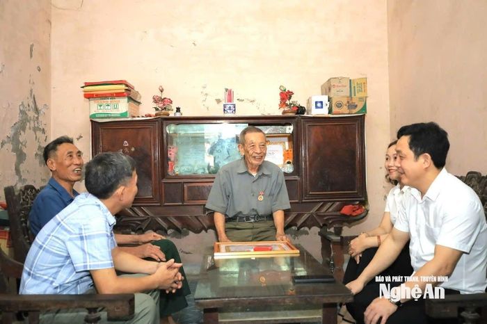 Ông Đặng Hồng Thăng - Phó Bí thư Thường trực Đảng ủy xã Thiên Nhẫn trao đổi với người dân. Ảnh: CSCC