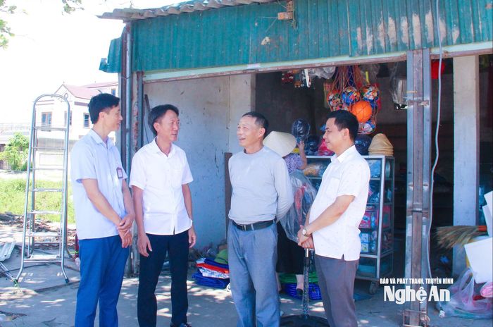 Lãnh đạo xã Hưng Nguyên Nam trò chuyện, trao đổi với người dân. Ảnh: PV