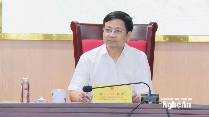 Đồng chí Cao Tiến Trung - Trưởng ban Kinh tế - Ngân sách HĐND tỉnh chủ trì buổi thẩm tra.