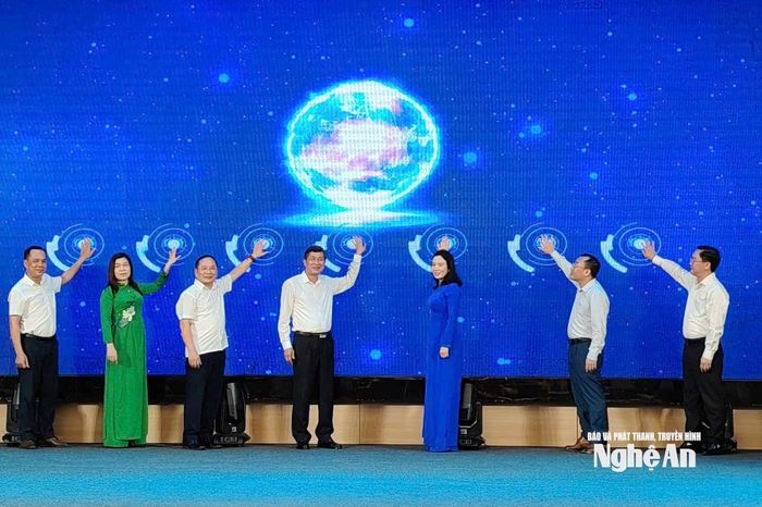 Các đại biểu thực hiện nghi thức ra mắt hệ thống Cổng Cơ sở dữ liệu dùng chung ngành Văn hóa, Thể thao và Du lịch.