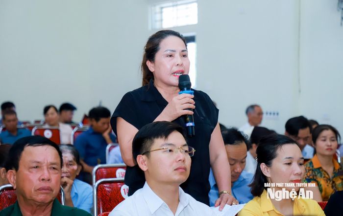 Cử tri Hoàng Thị Mậu phát biểu ý kiến. Ảnh: Thành Duy