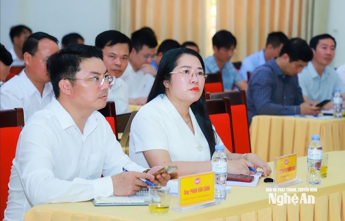 Lãnh đạo xã Kim Liên tại hội nghị tiếp xúc cử tri. Ảnh: Thành Duy