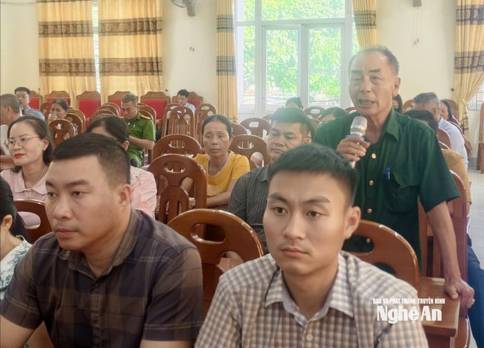 Cử tri Phường Cửa Lò phát biểu tại hội nghị.