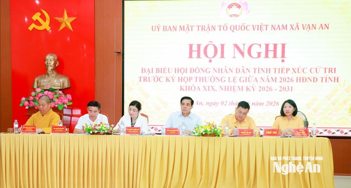 Các đại biểu tiếp xúc cử tri xã Vạn An. Ảnh: Thành Duy