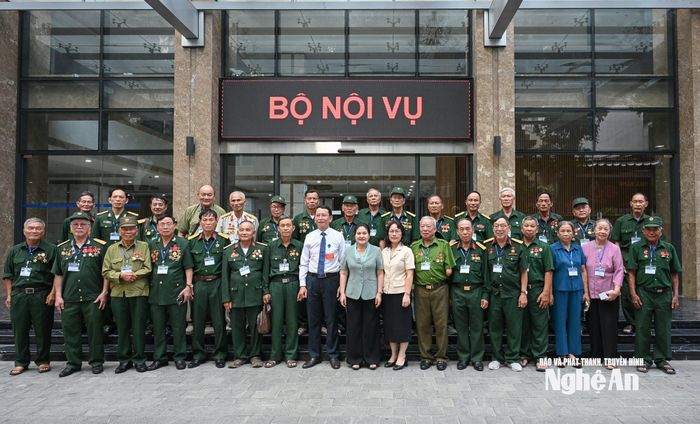 Đoàn đại biểu người có công tỉnh Nghệ An chụp ảnh lưu niệm cùng lãnh đạo Bộ Nội vụ. Ảnh: Thành Cường