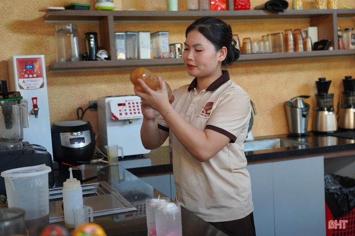 Nhiều nhân viên phải làm việc với cường độ cao, kiêm nhiệm nhiều vị trí do thiếu hụt lao động.