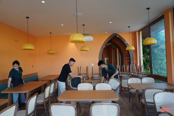 Nhà hàng Kapkao chỉ mới tuyển được 4 nhân viên trong số 12 vị trí cần tuyển để đi vào khai trương