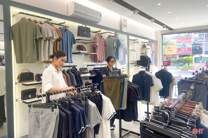 Việc thiếu hụt nhân viên bán hàng và vị trí kế toán đã khiến việc kinh doanh của cửa hàng thời trang Michichi bị đảo lộn