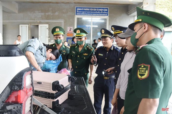 Các lực lượng chức năng tại Cửa khẩu Quốc tế Cầu Treo tăng cường kiểm soát phòng chống ma túy.