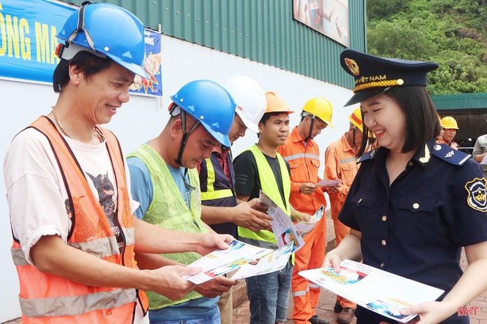 Cán bộ Chi cục Hải quan khu vực XI phát tờ rơi tuyên truyền phòng chống ma túy.