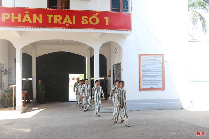 Các phạm nhân được đặc xá đi nhận tiền mặt, giấy chứng nhận đặc xá... và hoàn tất các thủ tục trước khi rời trại.