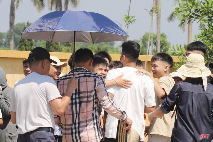 Giây phút người được đặc xá vỡ òa trong vòng tay của gia đình, bè bạn.