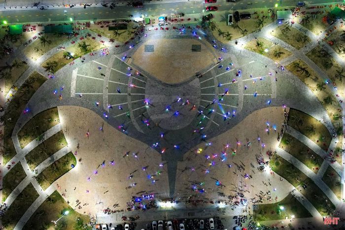 Quảng trường Khu du lịch biển Hải Ninh được đầu tư xây dựng từ năm 2023 với diện tích hơn 49.000 m². Công trình được đầu tư đồng bộ các hạng mục như sân đường nội bộ lát đá tự nhiên, hệ thống giao thông, cấp thoát nước, điện chiếu sáng và nhiều hạng mục phụ trợ hiện đại.