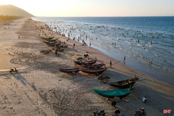 Bãi biển Hải Ninh sở hữu đường bờ biển dài, cát mịn, nước biển sạch cùng cảnh quan thiên nhiên còn giữ được nét hoang sơ.