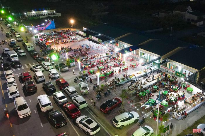Dọc bãi biển, các nhà hàng hải sản được quy hoạch và xây dựng đồng bộ, kiên cố, phục vụ nhu cầu của du khách gần xa.