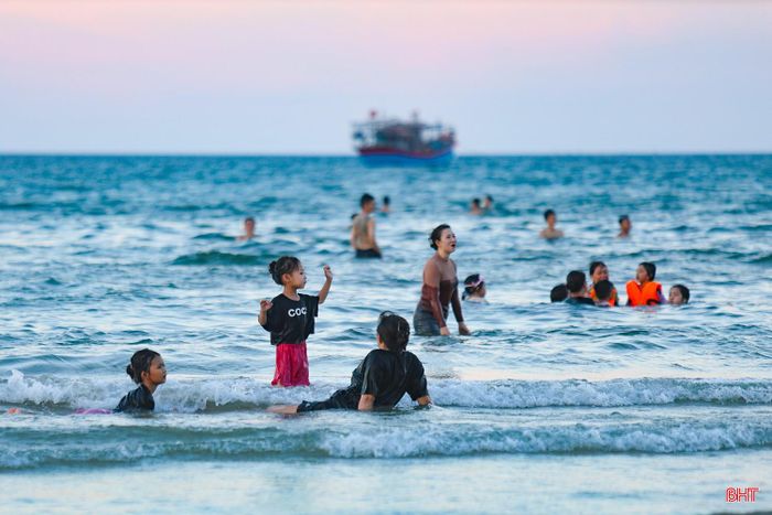Những buổi chiều hòa mình vào biển trở thành kỷ niệm đẹp trong ngày hè của các bạn nhỏ.