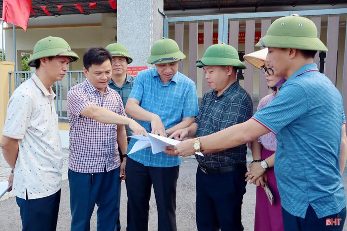 Ban Chỉ đạo sắp xếp tổ dân phố và bố trí, sử dụng, chế độ, chính sách đối với người hoạt động không chuyên trách ở tổ dân phố phường Nam Hồng Lĩnh rà soát thực địa phương án sắp xếp tổ dân phố.
