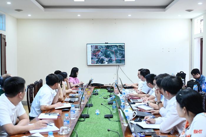  Trên cơ sở các yếu tố về lịch sử, văn hóa, phong tục tập quán và tiêu chuẩn thôn, xã Cẩm Bình đang thực hiện các bước góp ý đề án sắp xếp thôn theo hướng hài hòa, phù hợp thực tiễn. 