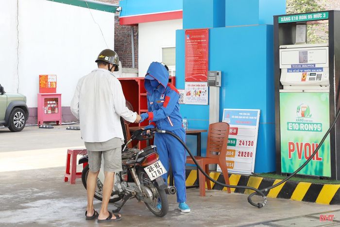 Khách hàng bơm xăng E10 tại cửa hàng xăng dầu PVOil.