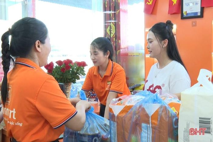 Chị Kim Oanh (áo trắng) mạnh dạn với thay đổi công việc theo sở thích của bản thân.