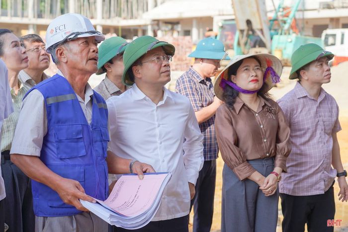Đồng chí Nguyễn Duy Lâm - Ủy viên Trung ương Đảng, Bí thư Tỉnh ủy, Trưởng đoàn ĐBQH tỉnh Hà Tĩnh và đoàn công tác kiểm tra Dự án Trường Phổ thông nội trú liên cấp Tiểu học và Trung học cơ sở Sơn Kim 1.