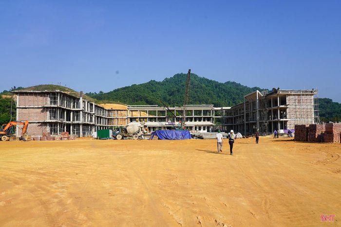 Công trường Dự án Trường Phổ thông nội trú liên cấp Tiểu học và Trung học cơ sở Sơn Kim 1.