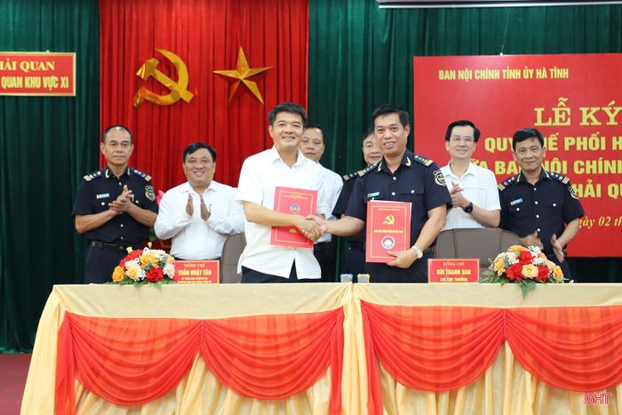 Lãnh đạo Ban Nội chính Tỉnh ủy và Chi cục Hải quan Khu vực XI ký kết quy chế phối hợp.